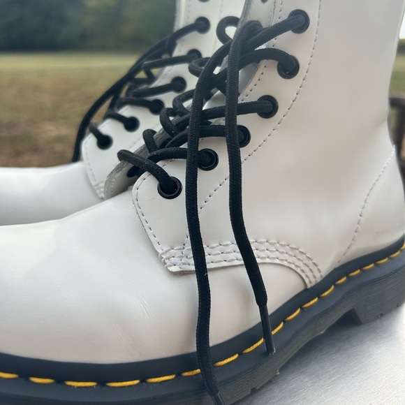 Dr. Martens Smooth Leather Lace Up Boots: W, size 7.5, white, new condition! - Picture 7 of 9